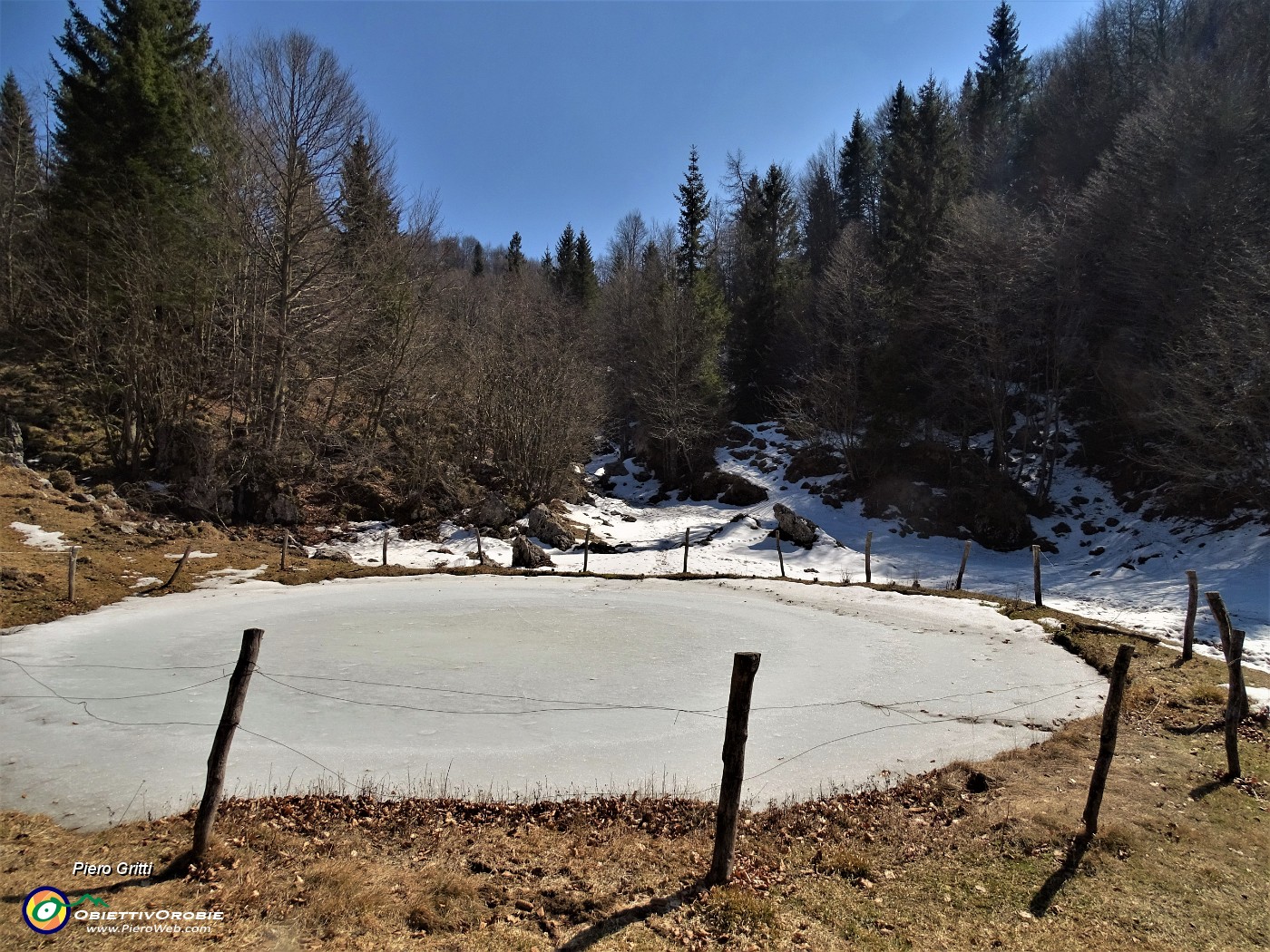 38 Neve e ghiaccio sul sentiero in ombra.JPG